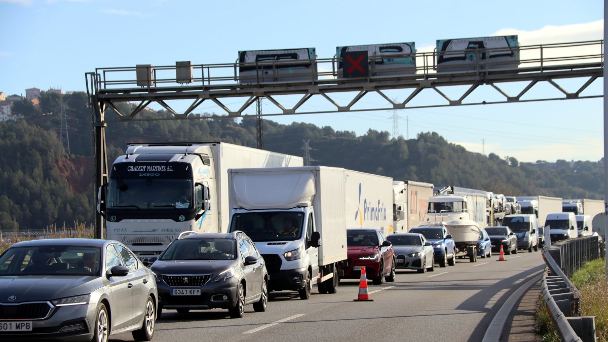 Vehicles aturats a l'AP-7 sentit sud pel tall de Martorell