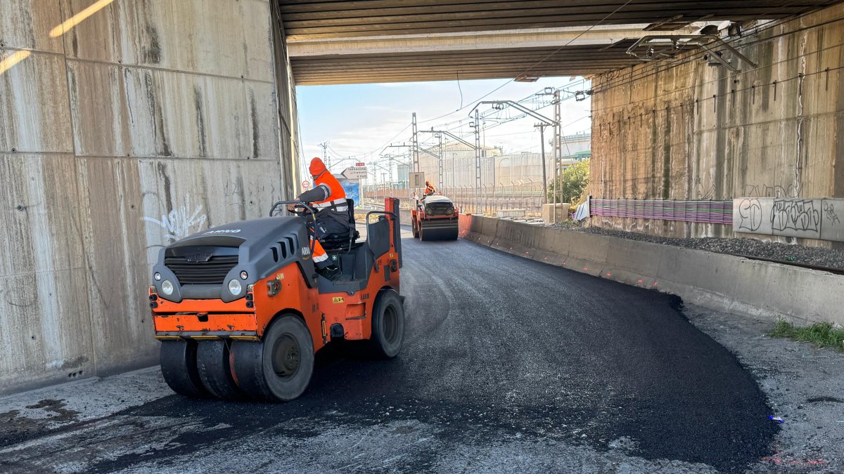 L’Ajuntament de Tarragona asfalta el tram inferior del pont de la C-31B