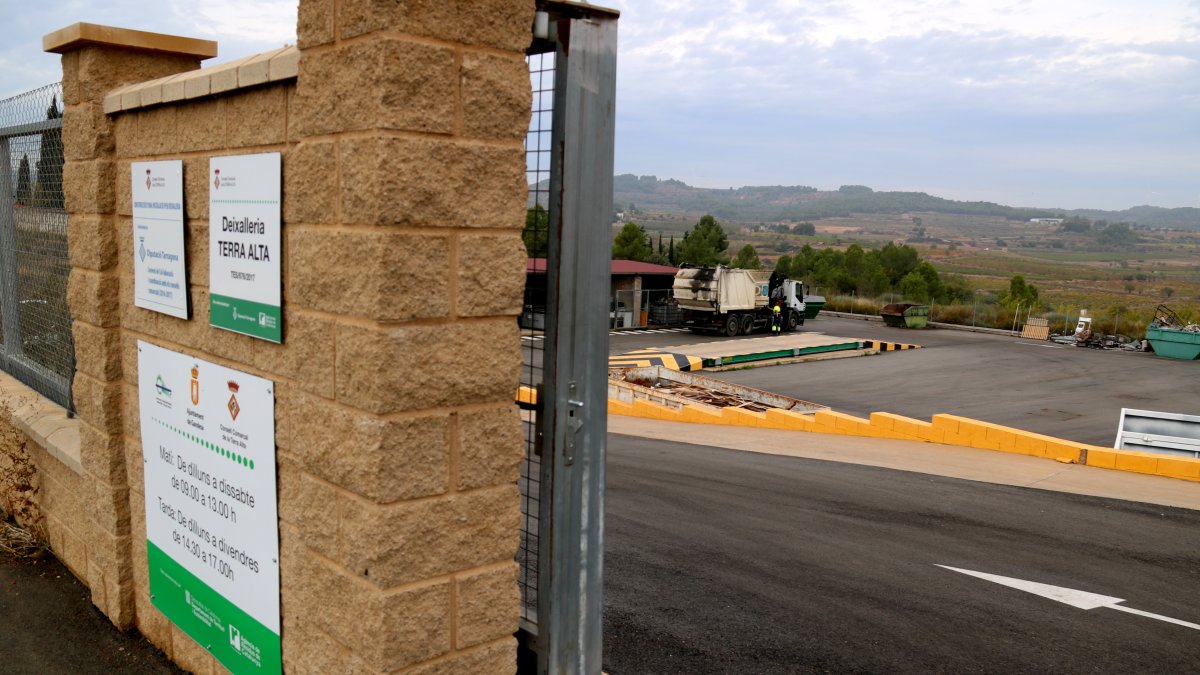 Accés a la deixalleria comarcal de Gandesa, amb un camió al fons que carrega residus reciclables.