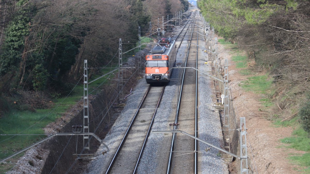 Un tren de Rodalies circula per les vies arribant a Caldes de Malavella
