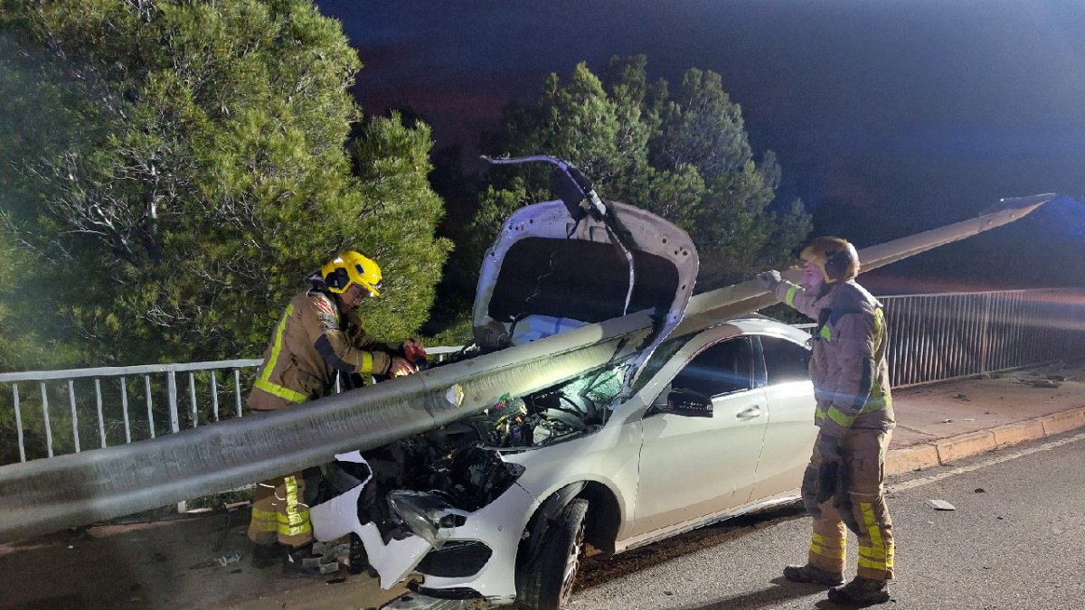 Imagen de un accidente en Calafell donde un vehículo chocó con el guarda-raíl
