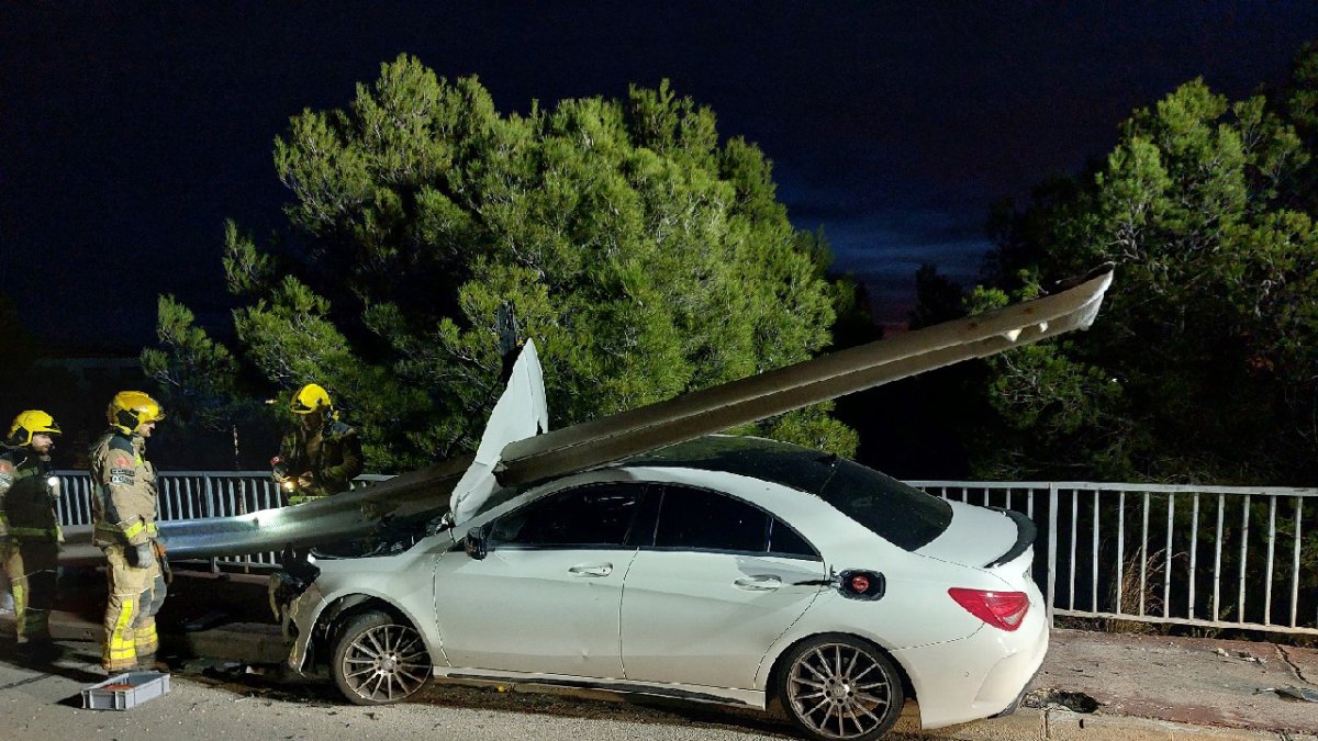 Imagen del vehículo después de chocar con el guardaraíl