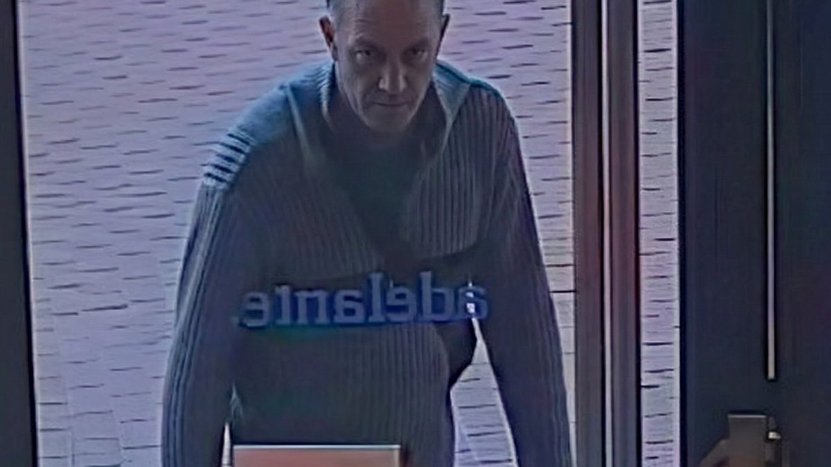 Imagen del hombre que sacó dinero de un cajero en Terrassa con la tarjeta de la víctima