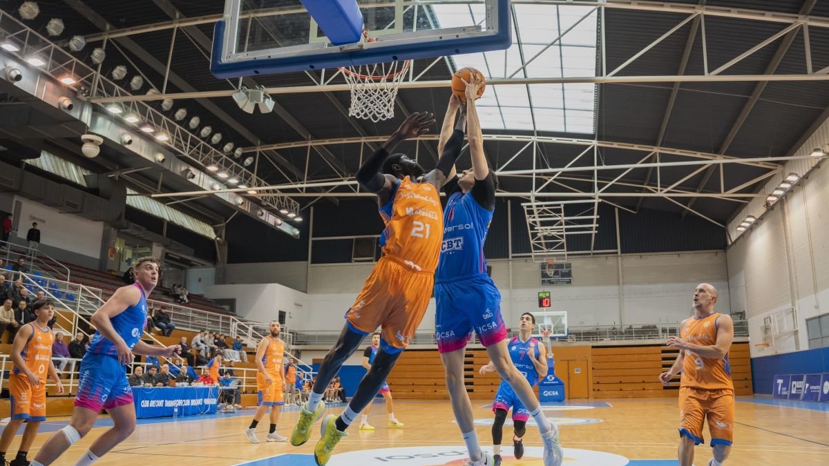 El jugador del CBT Marc Buscail ejecutante un tiro bajo la canasta.