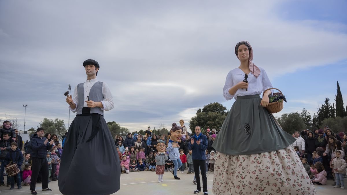 Fotografía de los Gigantes de Riudecanyes, Mateu y Bárbara, bailando en la Escuela Los Ganchillos de Reus.