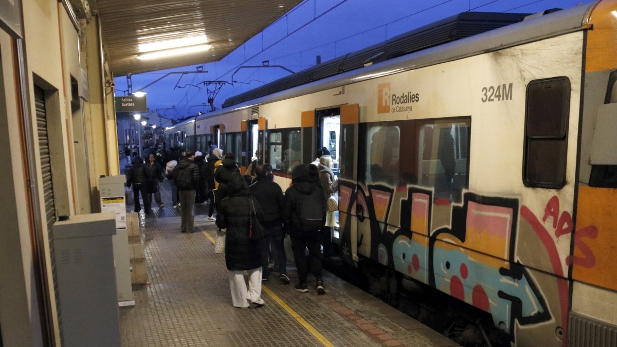 Usuaris de Rodalies de Lleida pujant i baixant del tren a l'estació de Tàrrega