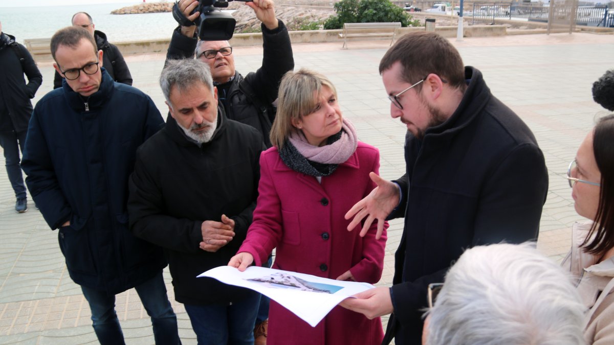 La presidenta i diputats de la Diputació de Tarragona amb l'alcalde d'Alcanar mirant els plànols de la naturalització del barranc de Sant Jaume.