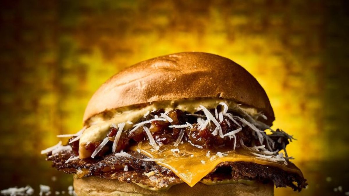 Imatge de l’hamburguesa EmeriTarrako de Dealers Smash Burger de Reus