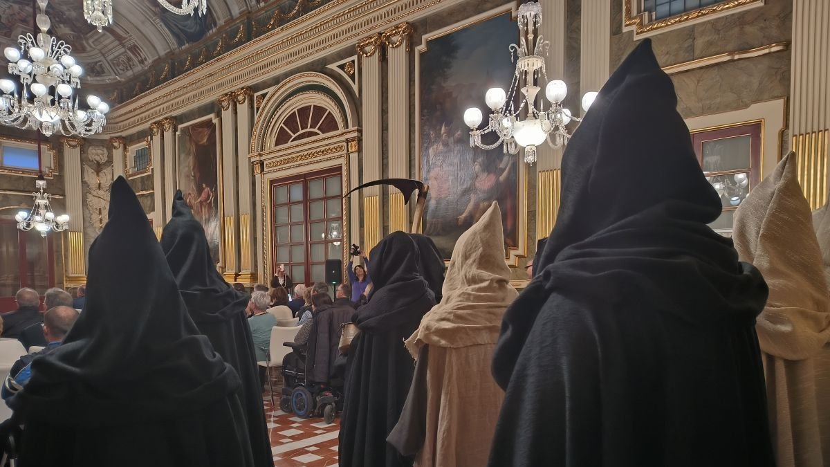 Fotografia d'arxiu de la presentació de la recuperació de la Dansa de la Mort el 2024 al Palau Bofarull.