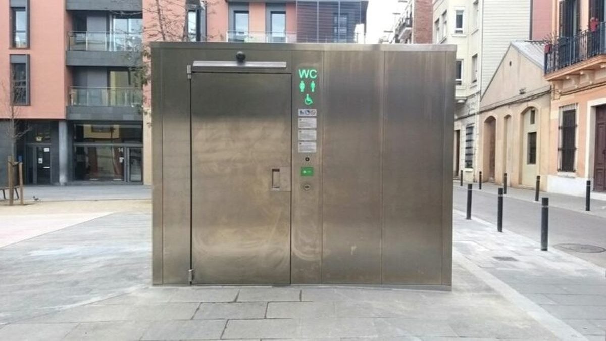 Fotografía de archivo de un lavabo público 'autolimpiable' en plaza de las Dones del 36 de Barcelona.