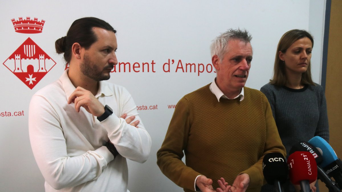 L'alcalde d'Amposta, Adam Tomàs, amb els regidors Ramon Nadal i Núria Marco.