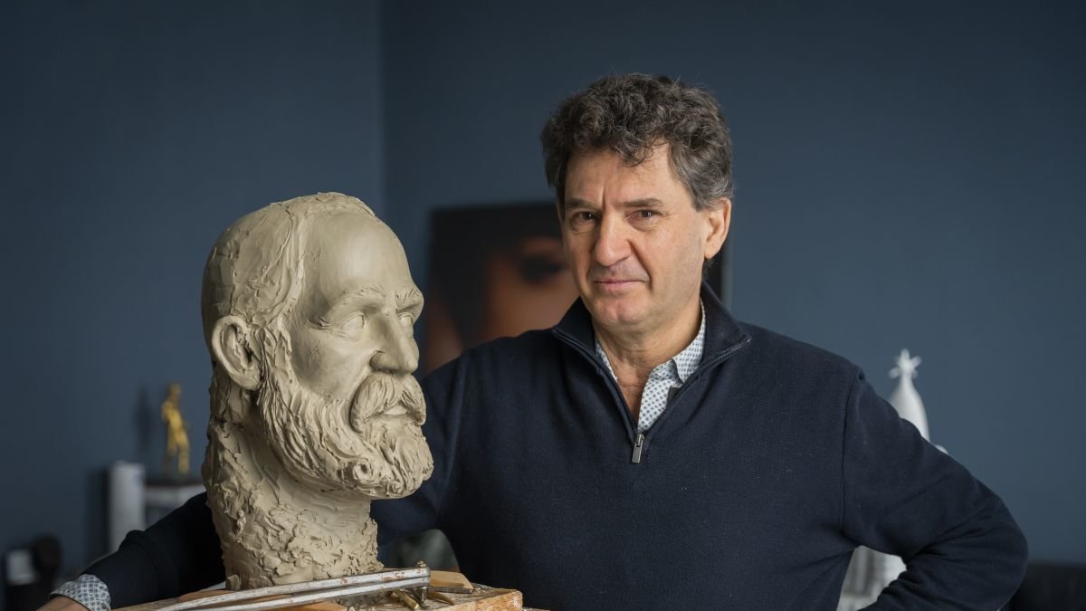 L’escultor Joan Serramià amb el cap de l’escultura d'Antoni Gaudí, un projecte impulsat per l’Associació d’Amics de Gaudí de Reus.