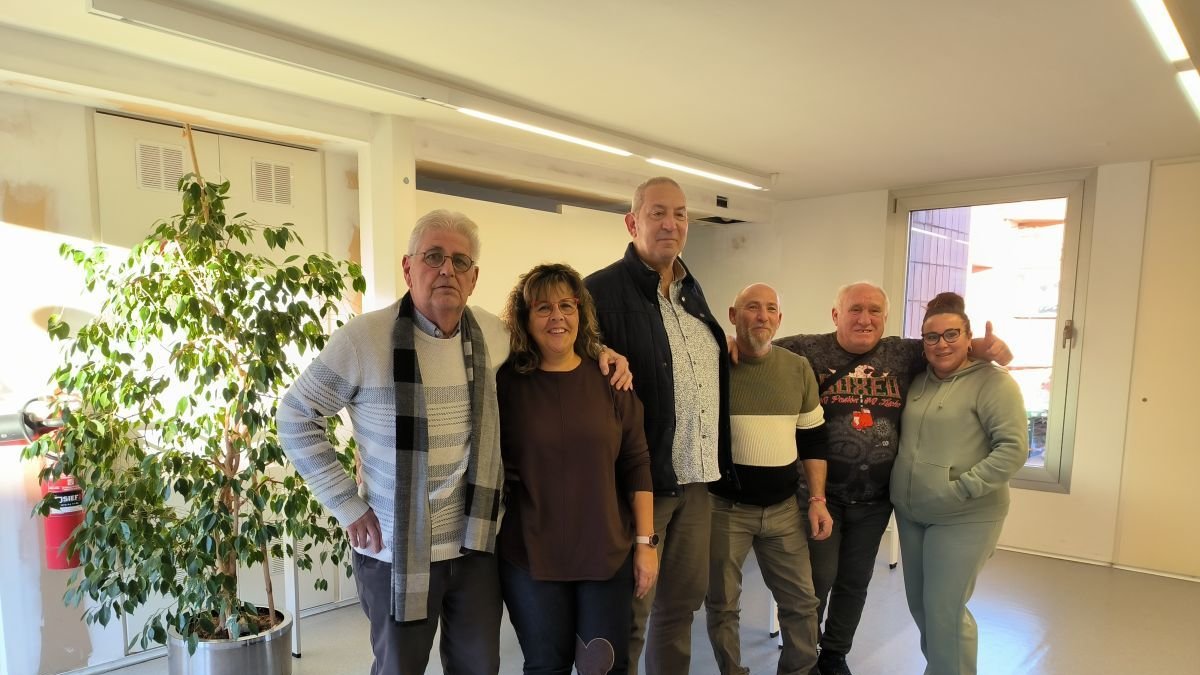 Fotografia de membres de l'associació de veïns després de la presentació del programa d'activitats.