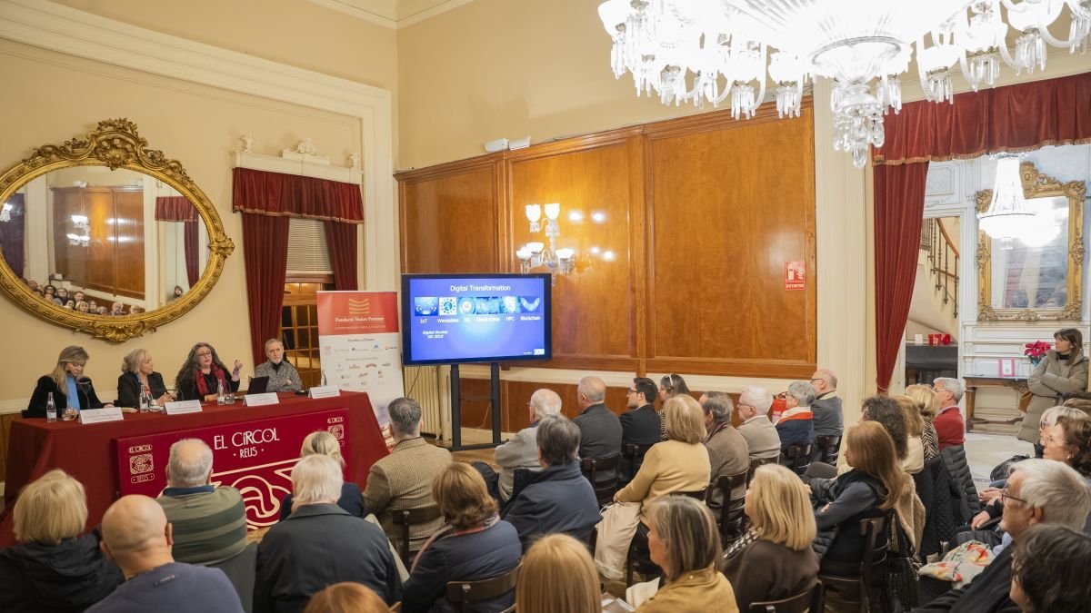 Fotografia de la xerrada de Karina Gibert sobre ètica i intel·ligència artificial a El Círcol.