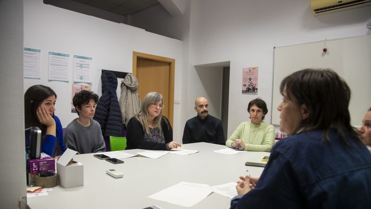 La consellera Mangini reunida amb l'equip del Punt d'Atenció a Persones Sense Sostre de Tarragona.