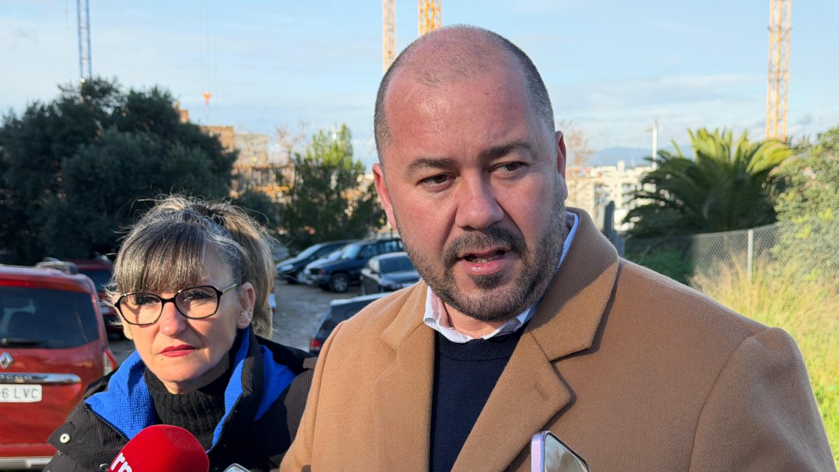 La consejera y el portavoz adjunto de ERC, Mary López y Xavi Puig, en rueda de prensa.