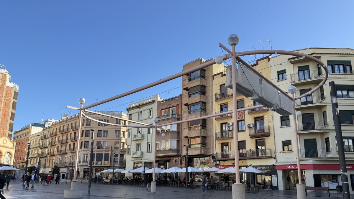 Imagen de la prueba piloto de la pérgola retráctil de la plaza Corsini, instalada a finales de octubre.
