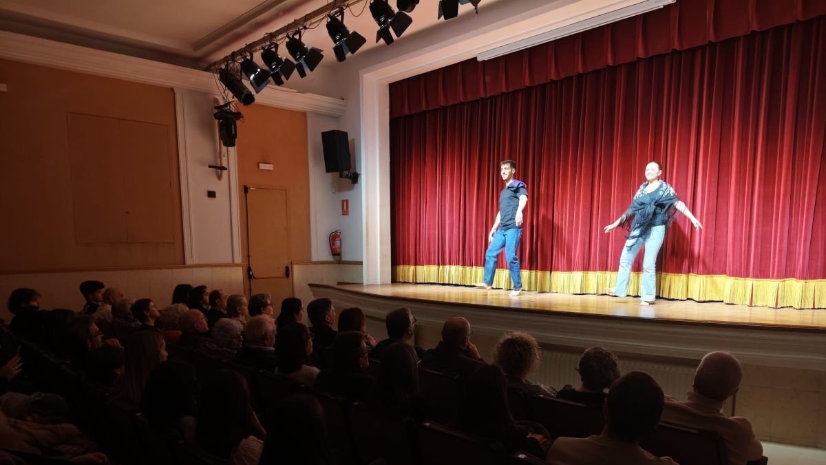 Fotografia de la celebració del centenari de l'Esbart Dansaire a l'Orfeó Reusenc.