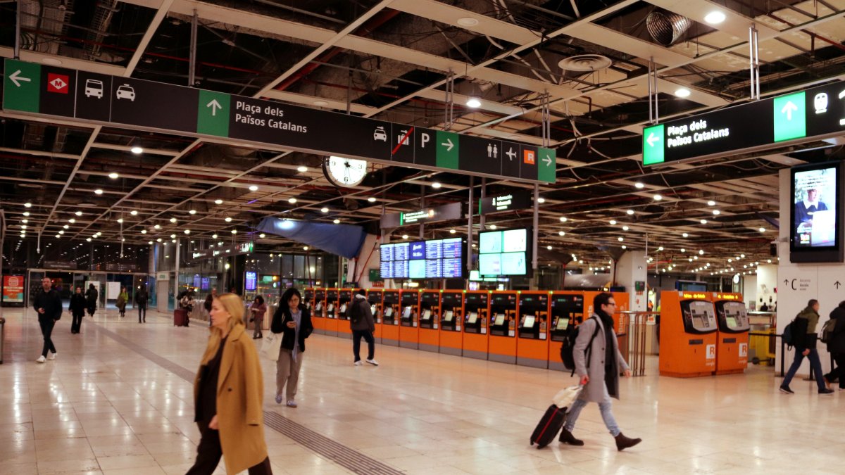 La estación de Sants en Barcelona con varios viajeros de Alrededores y de alta velocidad a primera hora de la mañana.