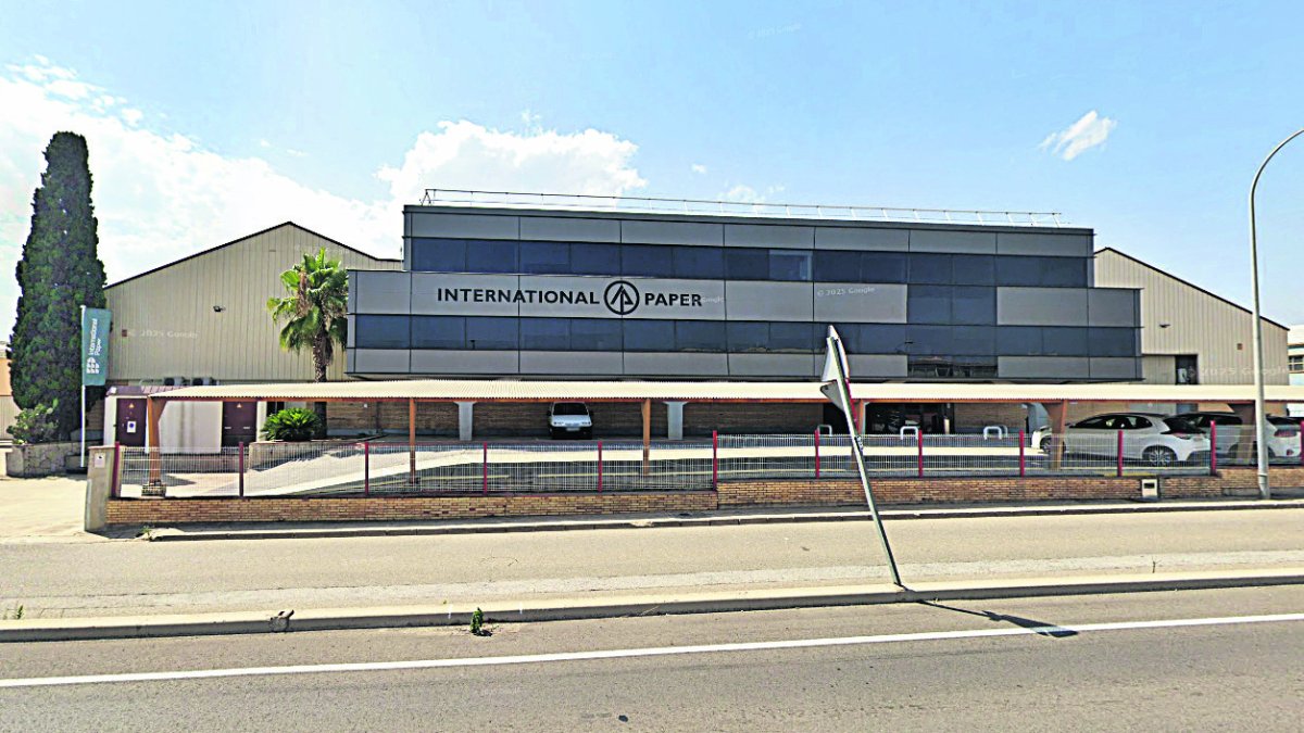 Fachada de la planta de International Paper en Valls, en la que se han visto afectadas un total de 91 personas.
