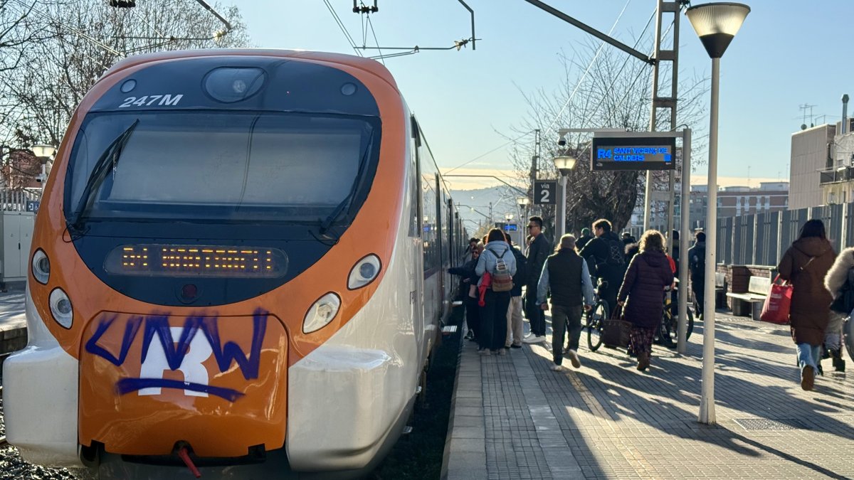 Un tren de Rodalies a una estación