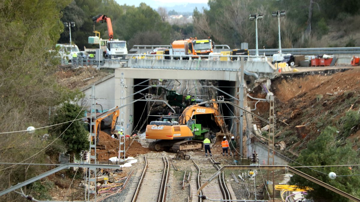 Maquinaria trabajando en el punto donde se accidentó un tren en Gelida