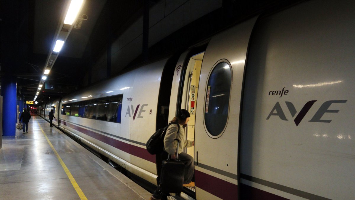 Una pasajera sube a un tren AVE.