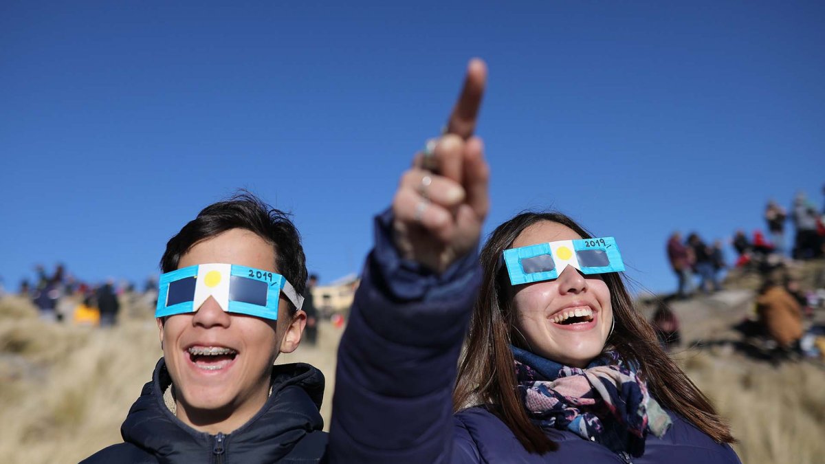 Per a l’observació segura de l’eclipsi, els especialistes insisteixen en l’ús d’ulleres homologades.