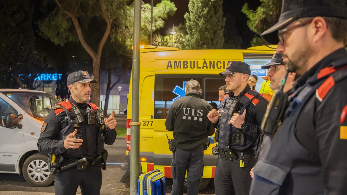 El sotsinspector Cristóbal Alcoba donant ordres als agents de mossos durant l’incident a l’avinguda Roma.