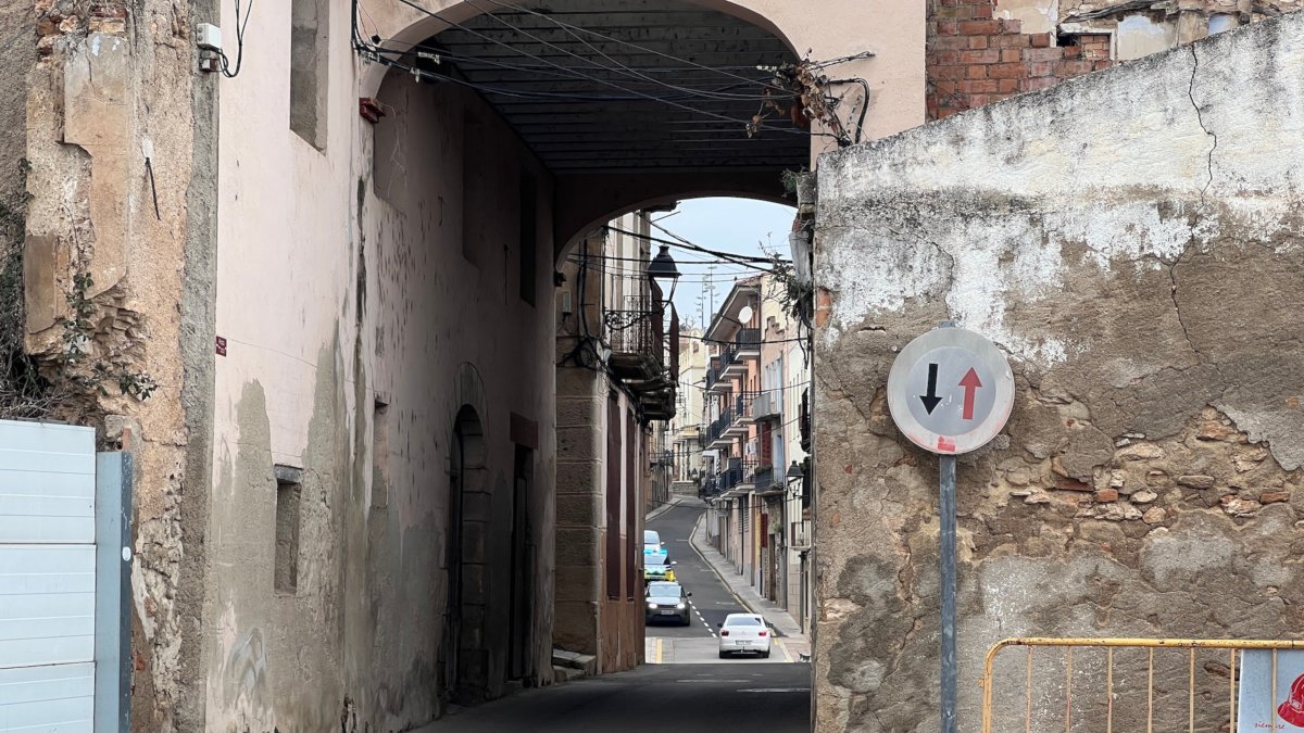 Estret pas actual al carrer la Barca de Móra d'Ebre