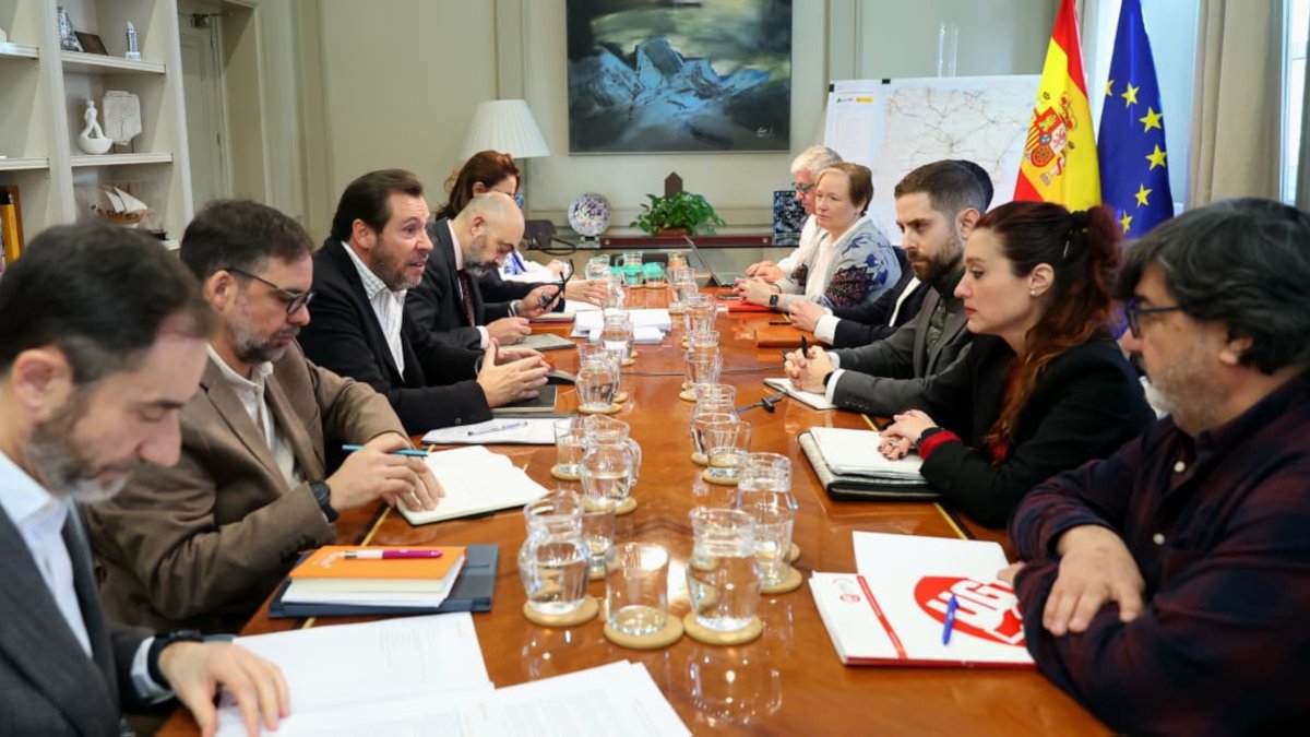 El ministre de Transports, Óscar Puente, amb els sindicats de Renfe i Adif