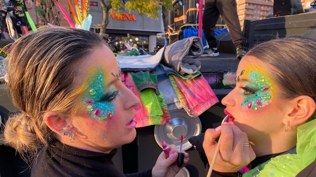 Miriam Coello maquillant a la seva neboda Aina Coello abans de la Rua de l'Artesania.  Miriam Coello i la seva mare Carmen Segura l’any 2005 .