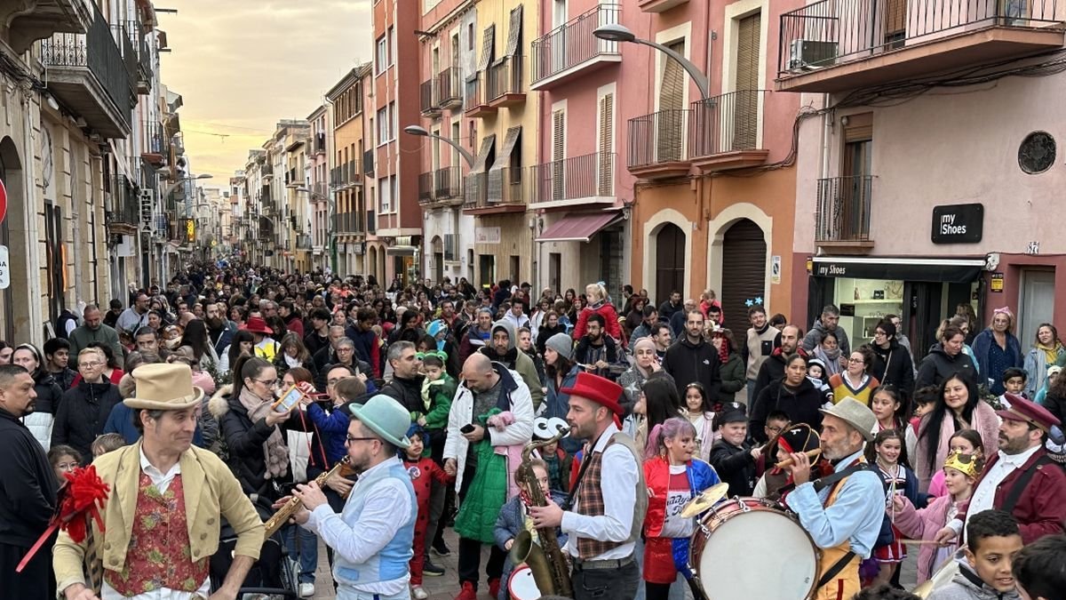 Imagen de la multitudinaria Desfile infantil del 2025.