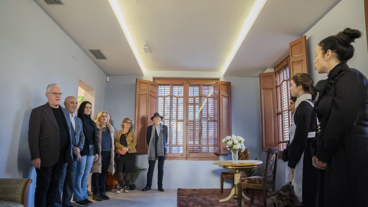 Centenares de personas han observado el recibimiento institucional, el acto inaugural y la actuación de la Mulassa.