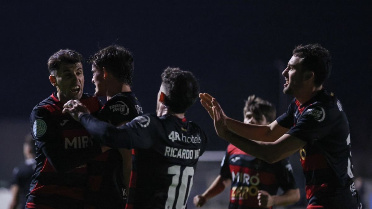Els jugadors del Reus FC Reddis celebrant el gol a l'últim minut de Recasens contra el Girona B.