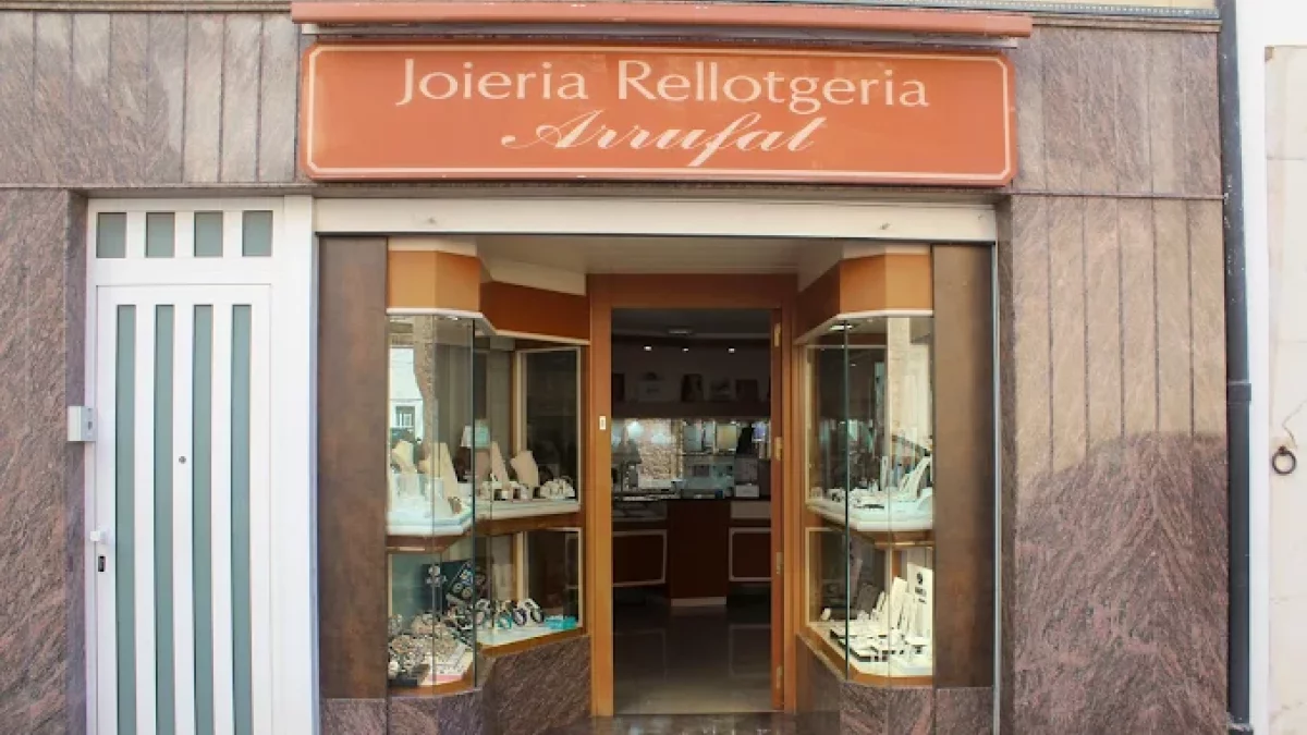 Els lladres han encastat un cotxe contra l'aparador durant la matinada.