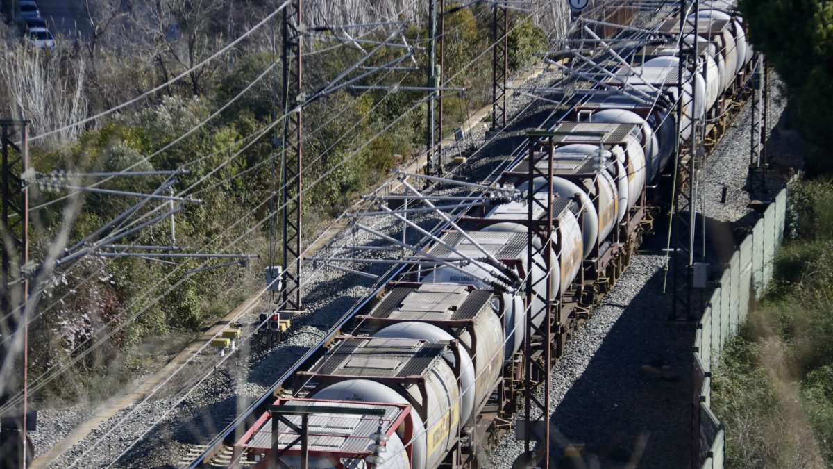 Un tren de mercaderies abans d'entrar al túnel de Rubí