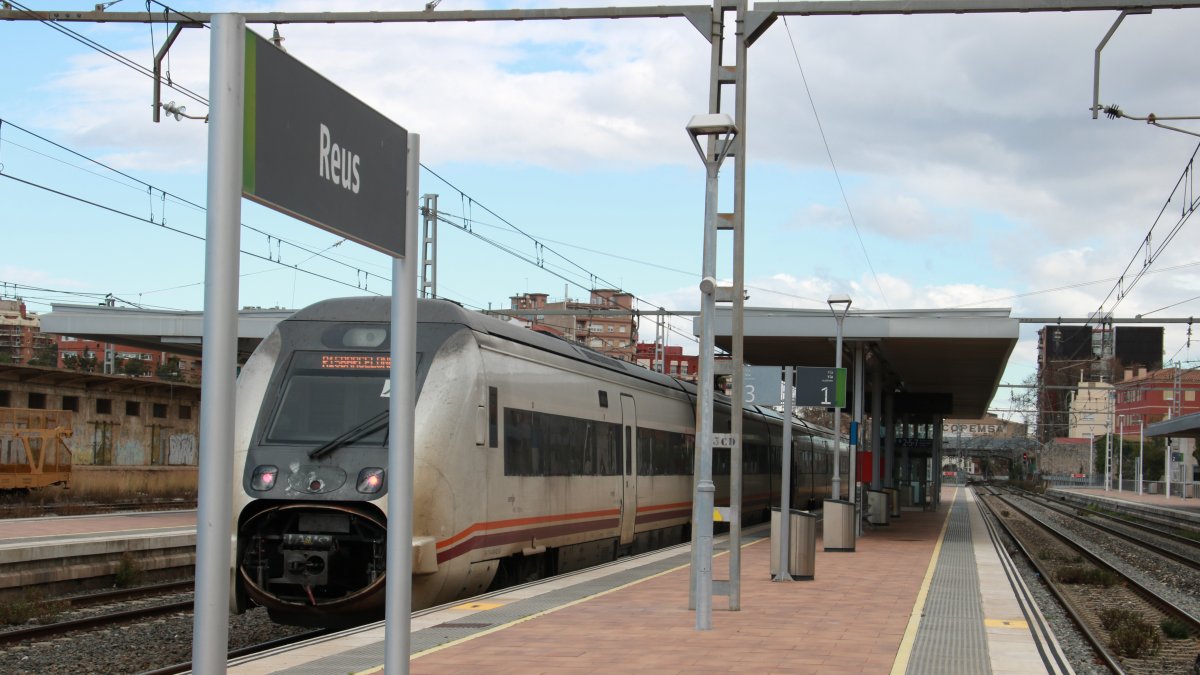 El tren regional R-15 a punt de sortir des de l'estació de Reus cap a Barcelona en la jornada de la represa del servei ferroviari