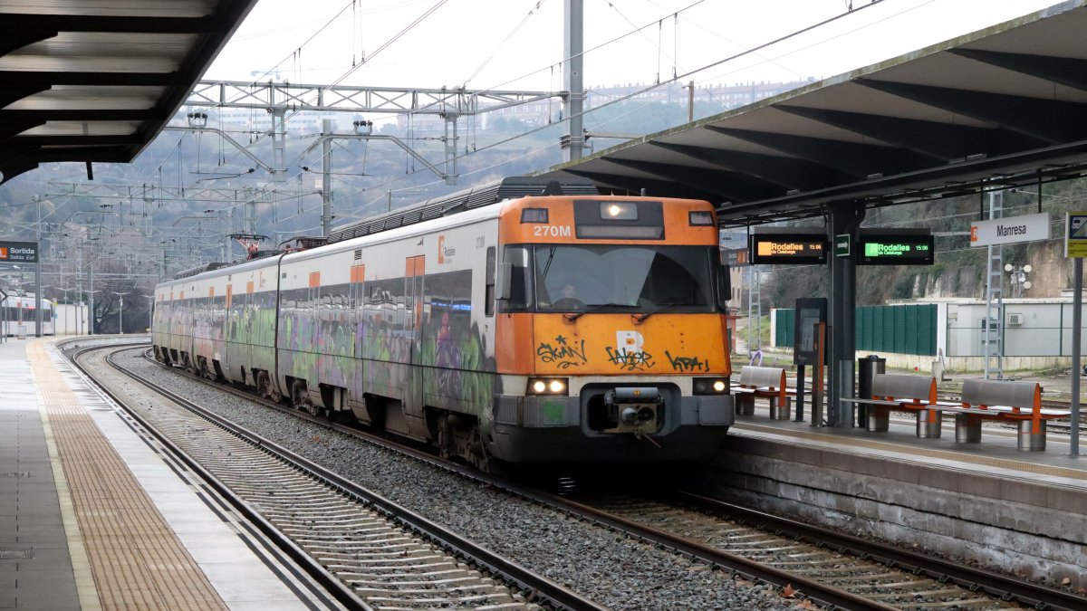 El primer tren que arriba a Manresa des de la represa del servei a l'R4