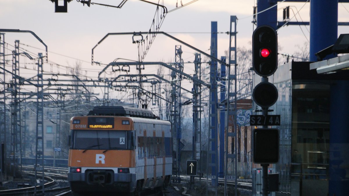 Un tren de l'R13 sortint de l'estació de Lleida-Pirineus amb destinació a Barcelona