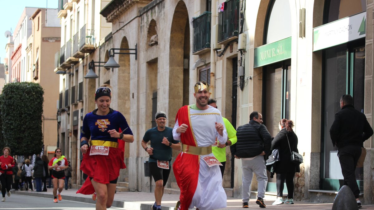 Imatge de dos participants disfressats