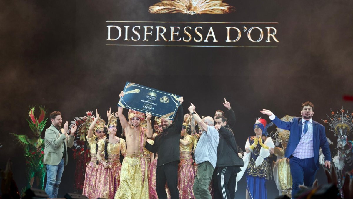 La comparsa Som i Serem a la Disfressa d'Or de Tarragona, aquest diumenge al vespre a la CaixaBank Tarraco Arena, rebent el premi guanyador.