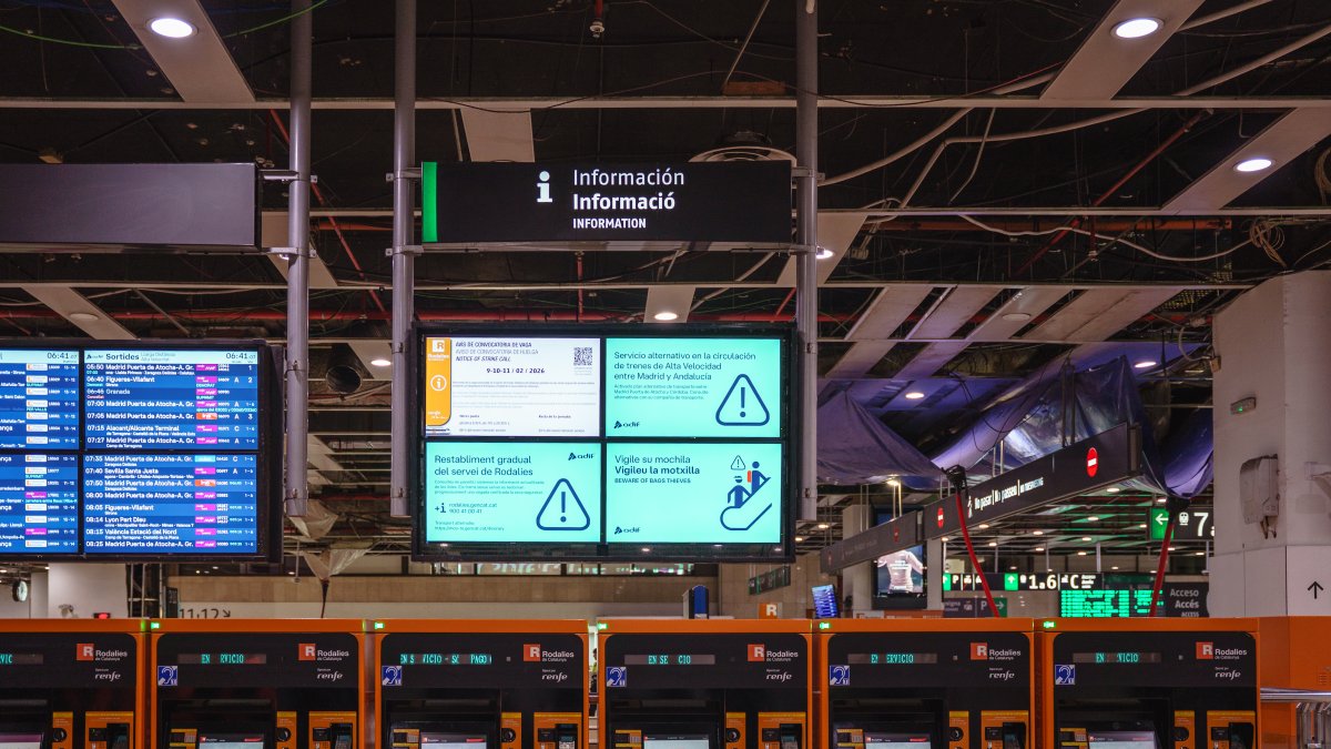 Pantalles de l’estació de Sants informen de la vaga de maquinistes.