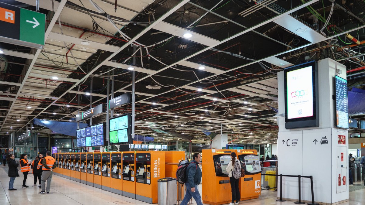 Vestíbul de l’estació de Sants amb pocs usuaris en el primer dia de vaga de maquinistes.