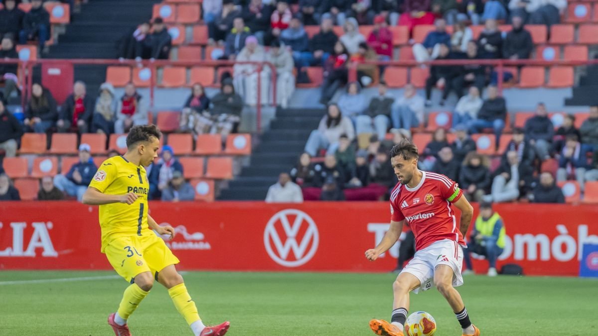 El jugador del Nàstic Jaume Jardí encarando un defensor del Villarreal B antes de su expulsión.
