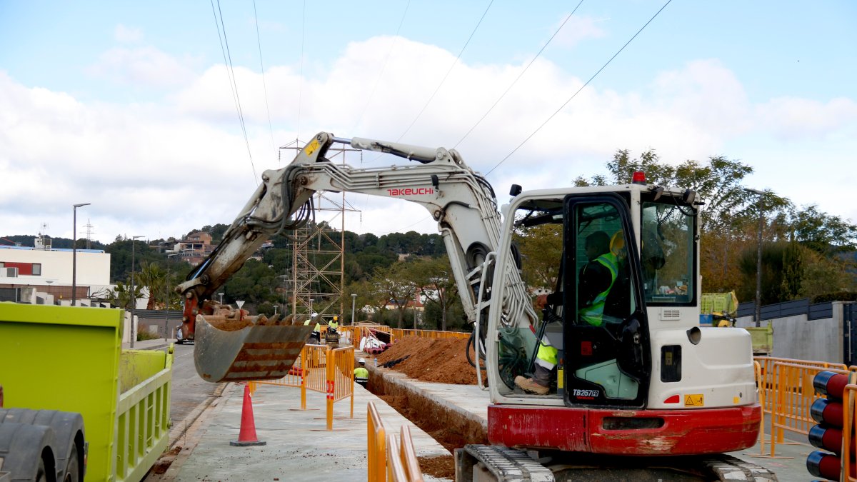 Unos operarios trabajan en el soterramiento de la línea de alta tensión del Pinar.