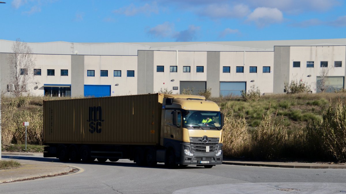 Un camió circula en un polígon industrial de l’Alt Penedès.