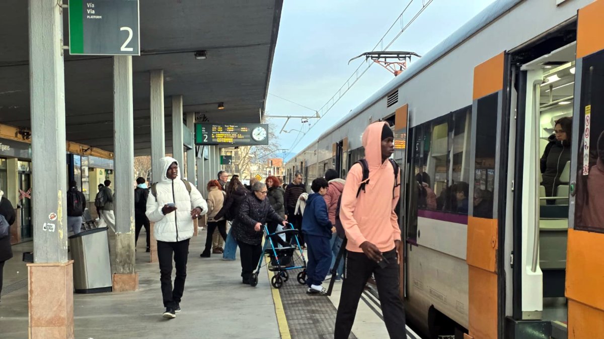 Usuarios subiendo al tren