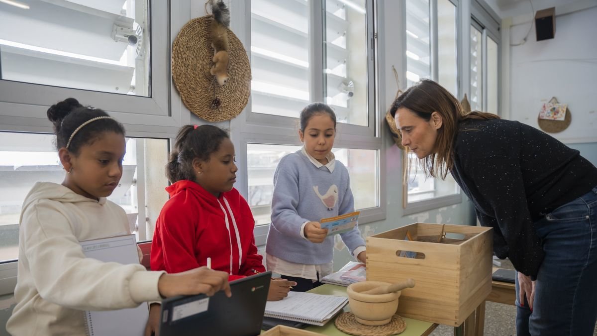 L'alcaldessa, Sandra Guaita, i la regidora d'Educació i Ciutadania, Pilar López, van visitar l'Escola Marià Fortuny a la tarda.