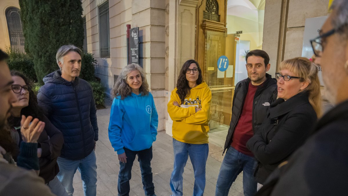 Fotografia de professors de l'Institut Salvador Vilaseca reunits.